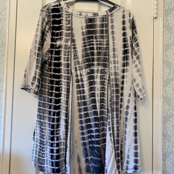 Funky tie dye flare top w/ v neck and short sleeves . Longer in the back size - Picture 2 of 2